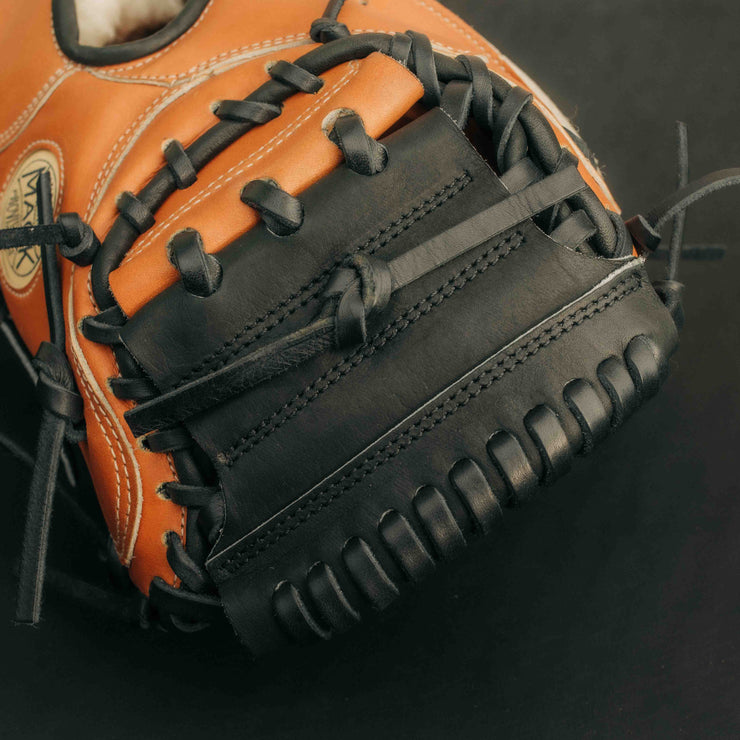 Detailed view of the full leather weight web with 1/4" Tennessee Tanning lace 